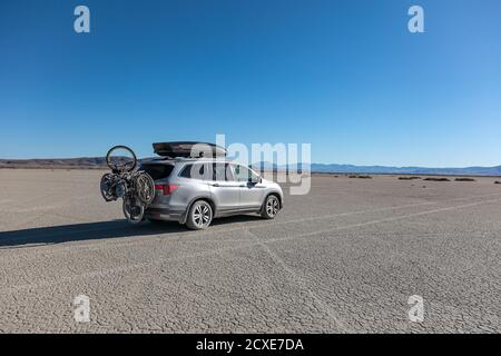 Fields, Oregon USA - 31. August 2019: Honda Pilot Auto mit Yakima Cargo Box auf dem Dach und Fahrradträger in der Mitte von Alvord Deser mit Staub bedeckt Stockfoto