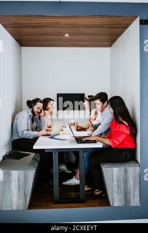 Lateinische Leute oder Büroangestellte, die Computer benutzen und darüber diskutieren Geschäftsprojekt.Teamwork-Konzept in Lateinamerika Stockfoto