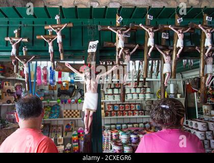 Religiöser Markt, der Jesus am Kreuz in Morelia, Mexiko verkauft Stockfoto