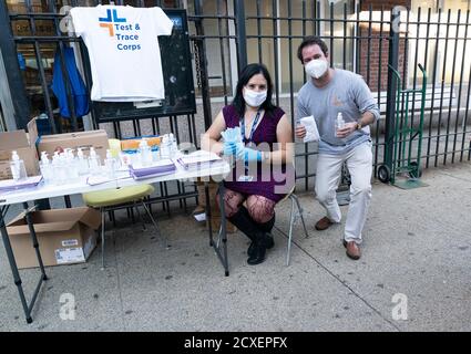 NYC versucht, auf Maskenverschleiß in Bereichen, in denen Spitze in positiven Fällen in Brooklyn, New York am 30. September 2020 entdeckt zu knacken. Stadtbeamte besorgt über Spitzen in überwiegend jüdischen orthodoxen Gemeinden und begann, die zunehmende Zahl von positiven COVID-19 Fällen zu bekämpfen. Freiwillige und Stadtarbeiter aus verschiedenen Abteilungen, einschließlich Test und Trace Corpand City Health Hospitals verteilt Masken und Händedesinfektionsmittel. Hannah Simpson und Parker Sheedy helfen, die Verteilung auf der 43rd Street zu organisieren. (Foto von Lev Radin/Sipa USA) Stockfoto