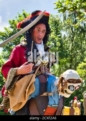 YAINVILLE, FRANKREICH - JULI CIRCA, 2019. Schauspieler Mann in historischen Piratenkostüm macht eine Show im Freien, für Armada Parade auf der seine Stockfoto