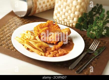 Gebratenes knuspriges Huhn mit pommes Frites und gebackenen Bohnen Stockfoto