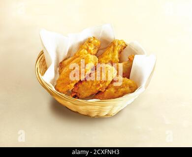 Ein Korb mit gebratenem knusprigem Huhn Stockfoto