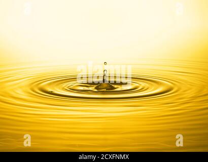 Goldenes Wasser Tropfen und Spritzer aus nächster Nähe Stockfoto