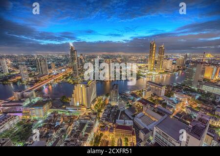 Bangkok Thailand, nächtliche Skyline der Stadt am Chao Phraya Fluss und Ikone Siam Stockfoto