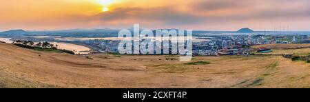 Jeju Island Südkorea, Panorama Naturlandschaft Sonnenuntergang bei Jeju City Skyline Blick von Seongsan Ilchulbong Stockfoto