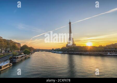 Paris Frankreich Sonnenaufgang City Skyline am Eiffelturm und seine Fluss Stockfoto