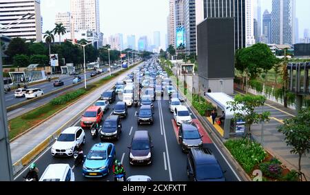 Jakarta, Indonesien - 12. November 2019: Blick auf den Verkehr auf Jalan Sudirman in der Hauptverkehrszeit. Stockfoto