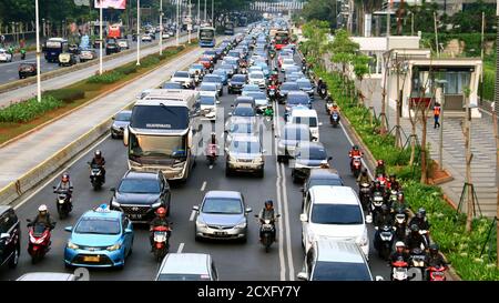 Jakarta, Indonesien - 12. November 2019: Blick auf den Verkehr auf Jalan Sudirman in der Hauptverkehrszeit. Stockfoto