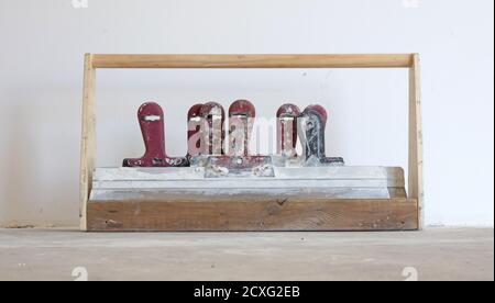 Gipsspatel, Sammlung in einem speziellen Gestell Stockfoto