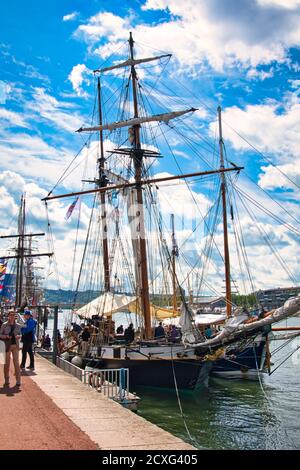 ROUEN, FRANKREICH - 8. JUNI 2019. Blick vom Dock der Armada Ausstellung, die besten Segelboote in Rouen auf der seine. Internationales Treffen für größte Stockfoto