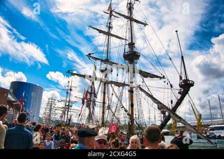 ROUEN, FRANKREICH - 8. JUNI 2019. Blick vom Dock der Armada Ausstellung, die besten Segelboote in Rouen auf der seine. Internationales Treffen für größte Stockfoto