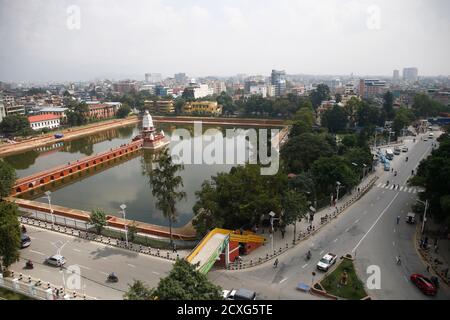 Kathmandu, Nepal. Oktober 2020. Der Turm befindet sich auf dem rekonstruierten Balgopaleshwor Tempel des historischen Rani Pokhari, Königenteich, der durch das Erdbeben im Jahr 2015 verwüstet wurde, steht kurz vor der Restaurierung in Kathmandu, Nepal am Donnerstag, 1. Oktober 2020. Kredit: Skanda Gautam/ZUMA Wire/Alamy Live Nachrichten Stockfoto