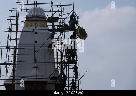 Kathmandu, Nepal. September 2020. Der Turm befindet sich auf dem rekonstruierten Balgopaleshwor Tempel des historischen Rani Pokhari, Königenteich, der durch das Erdbeben im Jahr 2015 verwüstet wurde, steht kurz vor der Restaurierung in Kathmandu, Nepal am Donnerstag, 1. Oktober 2020. Kredit: Skanda Gautam/ZUMA Wire/Alamy Live Nachrichten Stockfoto