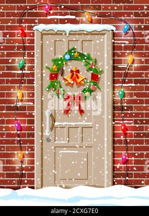 Weihnachtliche Türdekoration. Eingang zum Vorstadthaus mit Kranz, Glocken, Girlande Lichter dekoriert. Weihnachtsgrüße. Schneeflocken, Schneeverwehungen. Neujahr und Weihnachtsfeier. Flache Vektorgrafik Stock Vektor