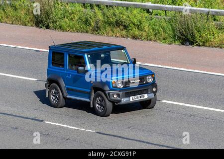 Suzuki Jimny SZ5 4X4; Fahrzeugverkehr, Fahrzeuge bewegen, Autos, Fahrzeug fahren auf britischen Straßen, Motoren, Fahren auf der Autobahn M6 Straßennetz. Stockfoto