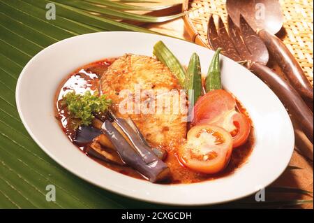 Assam Fisch, ein Minangkabau und malaiisch sauer und würziger Fisch Eintopf Gericht Stockfoto