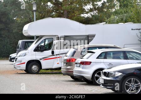 Themenbild: Parken von Mobilheimen auf öffentlichen Parkplätzen. Ordnungsgemäß angemeldete Wohnmobile dürfen grundsätzlich auf allen öffentlichen Straßen und Parkplätzen abgestellt und dort ohne zeitliche Begrenzung abgestellt werden. Der Besitzer eines Mobilheims hat freie Wahl des Parkplatzes. Er muss sein Fahrzeug nicht auf der Straße parken, auf der er auch wohnt. Weltweite Nutzung Stockfoto