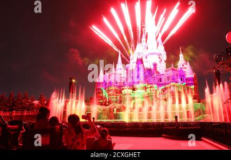 Peking, China. September 2020. Die Menschen sehen eine Feuerwerksshow im Disneyland-Vergnügungspark in Shanghai, Ostchina, 29. September 2020. Quelle: Fang Zhe/Xinhua/Alamy Live News Stockfoto