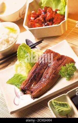 Japanischer gegrillter Aal mit Sojasoße oder Unagi Kabayaki-Set Stockfoto