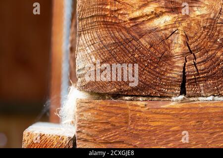 Ecke eines Holzblockhauses eines alten ländlichen Hauses. Stockfoto