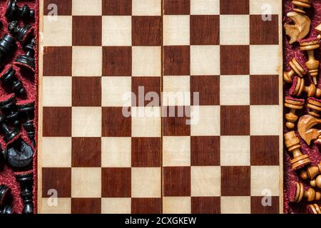 Schachfiguren werden außerhalb des Spiels in Tabletts gestapelt. Stockfoto