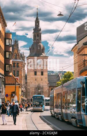 Oslo, Norwegen. Blaue öffentliche Straßenbahnen in der Summer Street in der Nähe der Oslo Kathedrale in Norwegen. Früher unsere Heiland's Church. Grensen Street Stockfoto