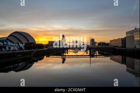 Sonnenaufgang über dem Fluss Clyde im Zentrum von Glasgow, Schottland, Großbritannien Stockfoto