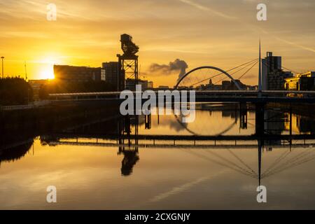 Sonnenaufgang über dem Fluss Clyde im Zentrum von Glasgow, Schottland, Großbritannien Stockfoto