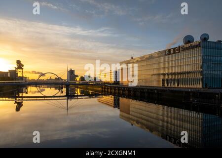 Sonnenaufgang über dem Fluss Clyde im Zentrum von Glasgow, Schottland, Großbritannien Stockfoto