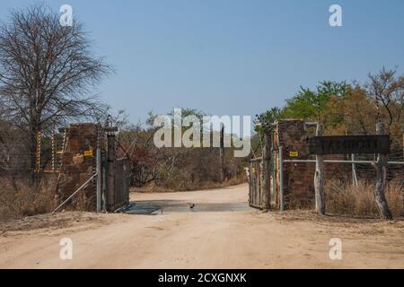 Tamboti Restcamp Gate, Kruger National Park, Südafrika, 22. August 2020: Eingangstor im Tamboti Restcamp im Kruger National Park. Stockfoto