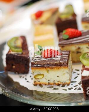 Verschiedene andere Mini-Kuchen mit Sahne, Schokolade und Beeren Stockfoto