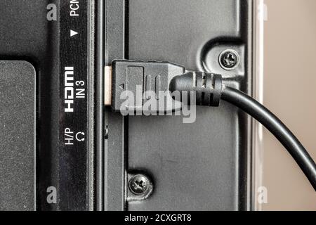 Das HDMI-Kabel ist an die TV-Buchse angeschlossen. Stockfoto