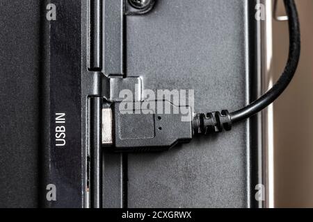 Das USB-Kabel ist an die TV-Buchse angeschlossen. Stockfoto