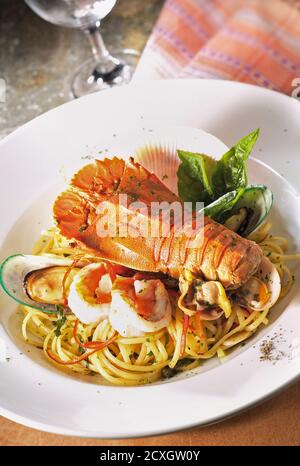 Pasta mit Meeresfrüchten mit Krabben, Muscheln und Garnelen Stockfoto