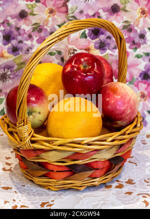 Obst in einem Korb auf dem Küchentisch Nahaufnahme. Stockfoto