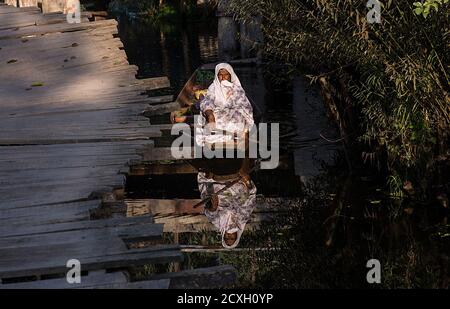 Srinagar, indisch kontrolliertes Kaschmir. Oktober 2020. Eine Frau rudert ihr Boot auf dem Dal-See in Srinagar Stadt, der Sommerhauptstadt von indisch-kontrolliertem Kaschmir, Oktober 1, 2020. Quelle: Javed Dar/Xinhua/Alamy Live News Stockfoto