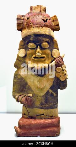 Figur, DIE EINEN KERAMIKCHEF Bahia Kultur (500 v. Chr.-500 n. Chr.). Herkunft: Ecuador Amerika, amerikanisch, (EIN mögliches Bahia Heiligtum, genannt Los Esteros, wurde zufällig in der Nähe der Stadt Manta gefunden. Es zeigt die Prahlerei der politischen und religiösen Macht der Schamanen und Priester-Häuptlinge innerhalb einer komplexen sozialen Struktur.) Stockfoto