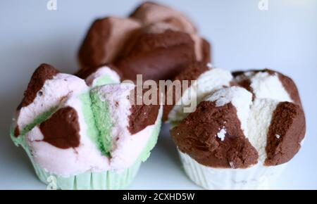 Indonesischer gedämpfter Biskuitkuchen oder Bolu Kukus auf weißem Hintergrund. Stockfoto