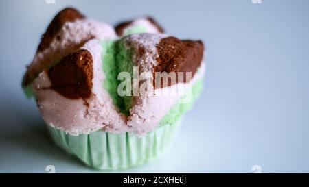 Indonesischer gedämpfter Biskuitkuchen oder Bolu Kukus auf weißem Hintergrund. Stockfoto