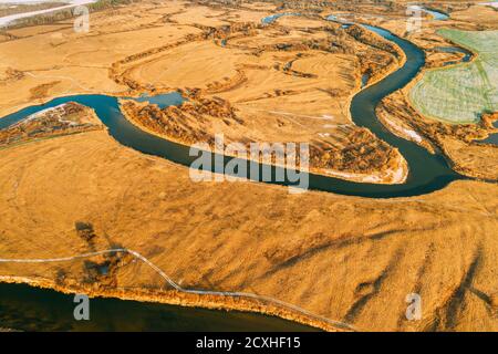 Luftaufnahme Von Trockenem Gras Und Teilweise Gefrorener Flusslandschaft Im Späten Herbsttag. Gute Aussicht. Marsh Moor. Drohnenansicht. Vogelperspektive Stockfoto