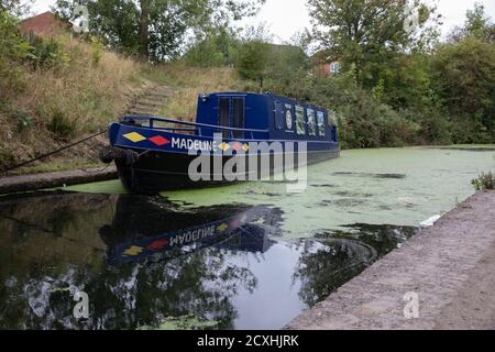 Madeline Kanalboot auf dem Chesterfield Kanal auf einem vertäut Trüber und wolkiger Septembertag Stockfoto