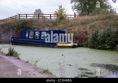 Madeline Kanalboot auf dem Chesterfield Kanal auf einem vertäut Trüber und wolkiger Septembertag Stockfoto