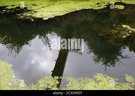 Reflexion im Chesterfield Kanal auf einem trüben und trüben Septembertag Stockfoto