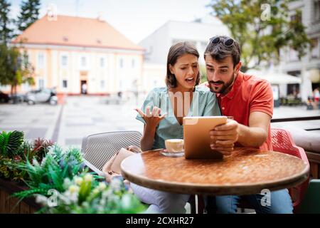 Junges Paar, das im Café streitet. Menschen, Betrug, Konflikt, Beziehungsprobleme Konzept. Stockfoto