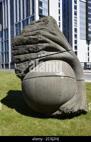 Palanzana, 1984 von Stephen Cox. Eine große Skulptur aus Peperino Stein, 300 x 150 x 140 cm, im Besitz der Liverpool John Moores University. Ursprünglich installiert Stockfoto