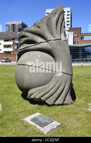 Palanzana, 1984 von Stephen Cox. Eine große Skulptur aus Peperino Stein, 300 x 150 x 140 cm, im Besitz der Liverpool John Moores University. Ursprünglich installiert Stockfoto