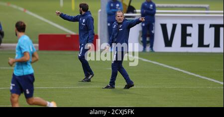 Stadt Gelsenkirchen, Deutschland. 01.10.2014 2020. firo: 30.09.2020, Fuvuball, 1. Bundesliga, 2020/2021 Saison, FC Schalke 04, 1. Training mit dem neuen Trainer Manuel BAUM, Gesture Quelle: dpa/Alamy Live News Stockfoto