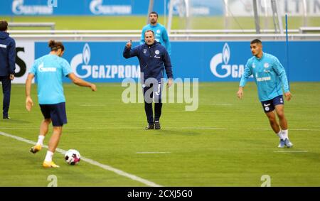 Stadt Gelsenkirchen, Deutschland. 01.10.2014 2020. firo: 30.09.2020, Fuvuball, 1. Bundesliga, 2020/2021 Saison, FC Schalke 04, 1. Training mit dem neuen Trainer Manuel BAUM, Gesture Quelle: dpa/Alamy Live News Stockfoto