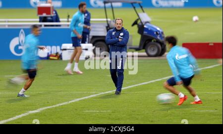 Stadt Gelsenkirchen, Deutschland. 01st Oct, 2020. firo: 30.09.2020, Fuvuball, 1. Bundesliga, 2020/2021 Saison, FC Schalke 04, 1. Training mit dem neuen Trainer Manuel BAUM, Geste, verschwommen Credit: dpa/Alamy Live News Stockfoto